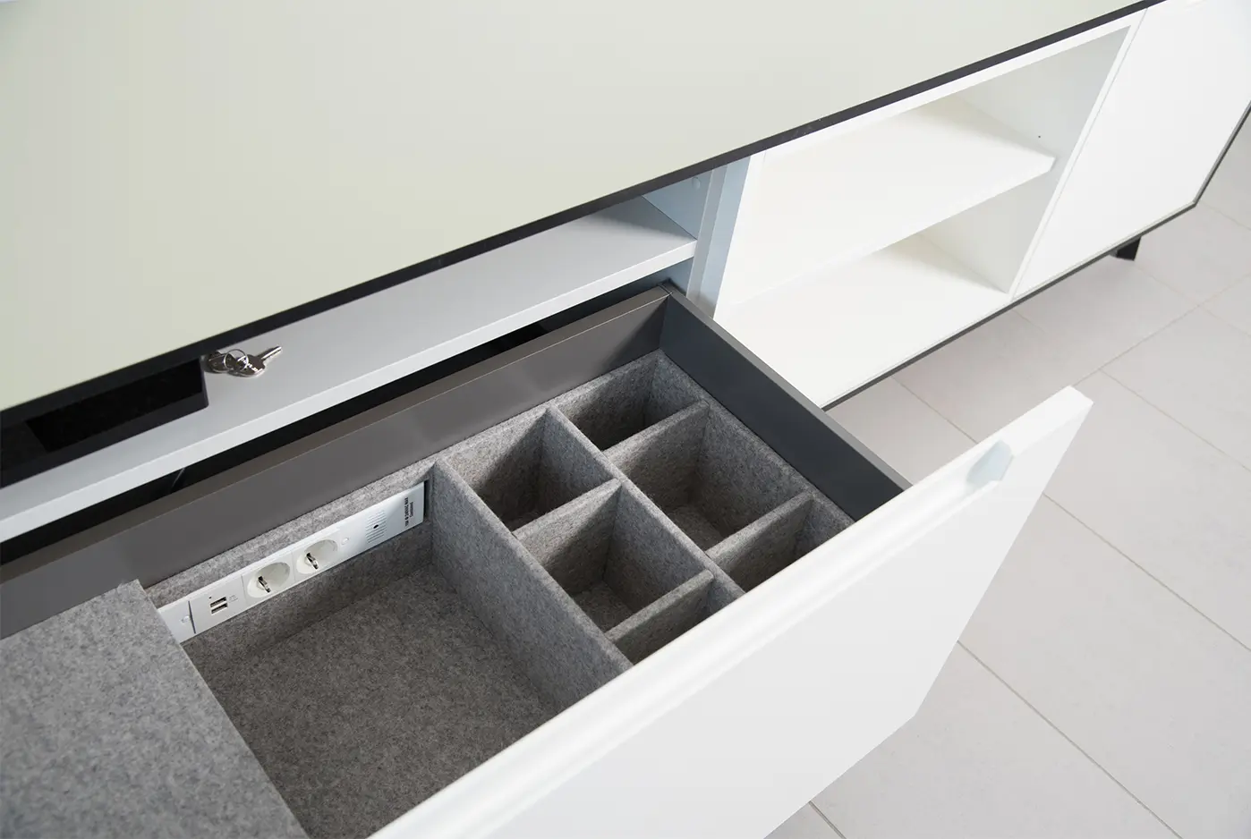 Sideboard mit Inneneinrichtung aus Filz