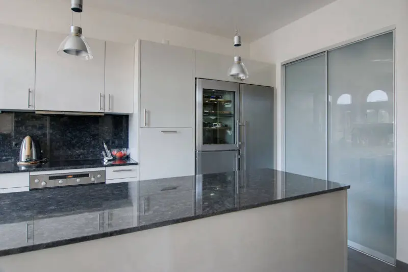 Küche mit Glasschiebetür