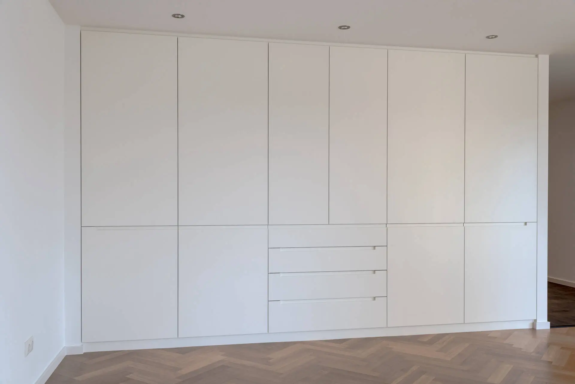 Weißer Einbauschrank nach Maß