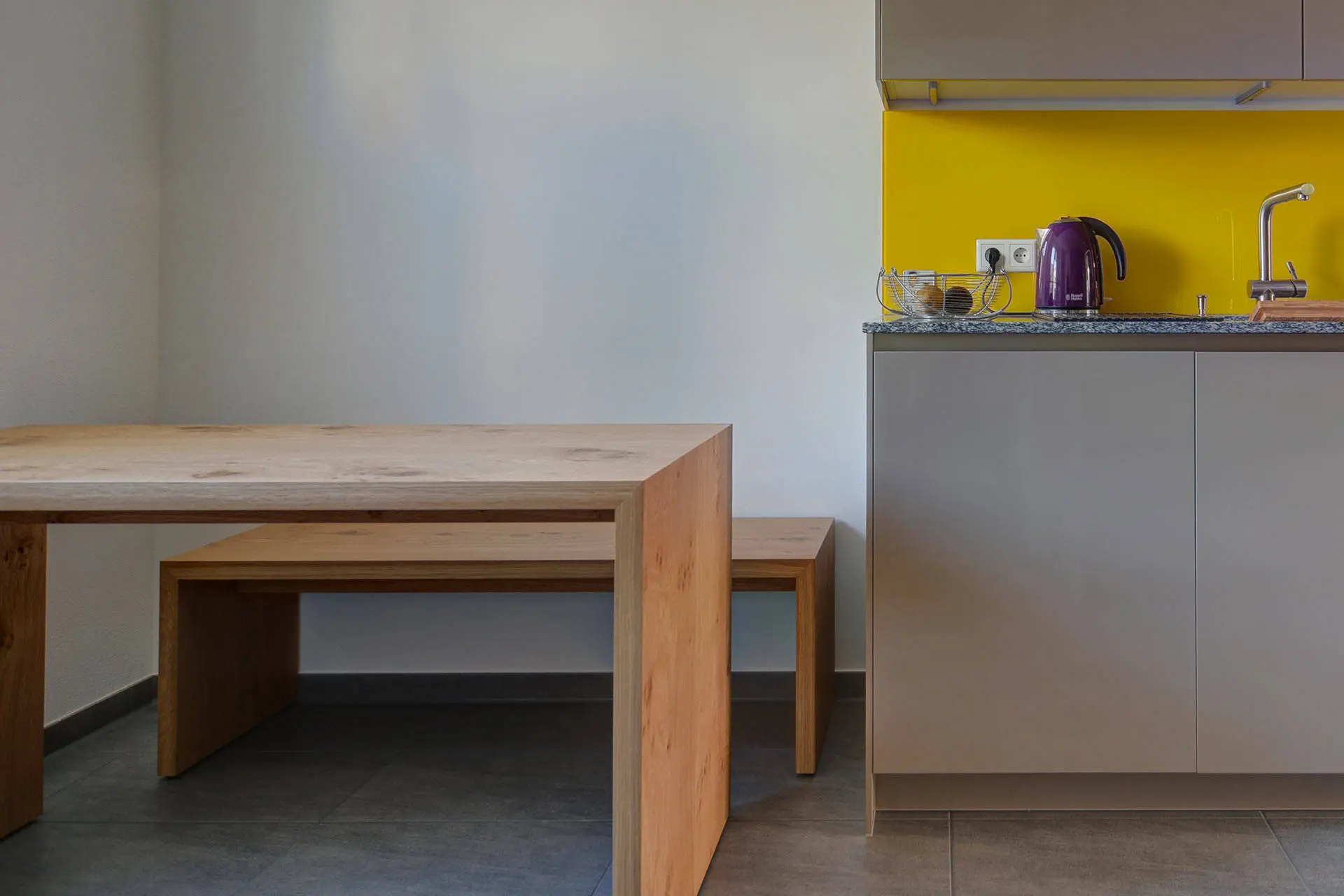 Tisch und Sitzbank